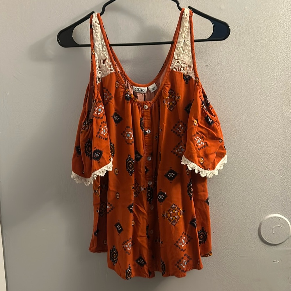 Women’s cold shoulder top
